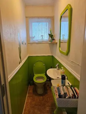 a bathroom with a green toilet and a sink at Charming and cozy house in Vindafjord in Dørheim