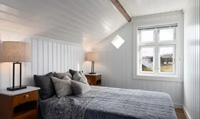 a white bedroom with a bed and a window at Winter paradise Norefjell in Surteberg