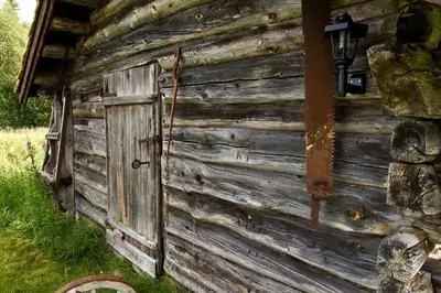 an old cabin with a door on the side of it at Idyllisk feriested in Gol