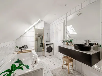 a bathroom with a tub and a sink and a washing machine at Top Appartment in Bergen in Bergen