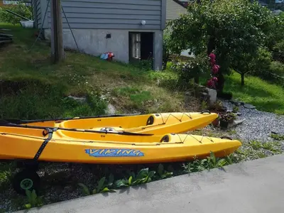 two yellow kayaks sitting on the side of a house at Hardanger Rom & Harmonium 
