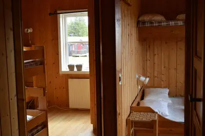 a small room with a bunk bed and a window at Nordseter Fjellpark, Hyttegrend in Nordseter