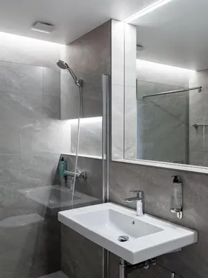 a bathroom with a white sink and a shower at Tyssedal Hotel in Tysso