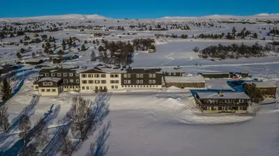 an aerial view of a resort in the snow at Øigardseter Fjellstue in Høvringen