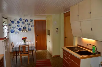 a kitchen with a table with blue plates on the wall at Tunold Gård - Gamle huset in Mindresunde