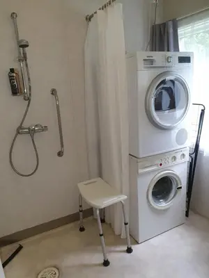 a washing machine and a chair in a bathroom at Leilighet i Åmotsdal in Åmotsdal
