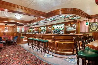 a bar with green stools in a restaurant at Best Western Laegreid Hotell in Sogndal