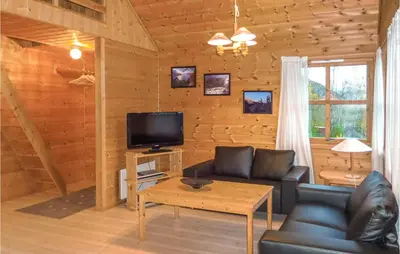 a living room with a couch and a tv in a cabin at 3 Bedroom Pet Friendly Home In Vallavik in Vangsbygd