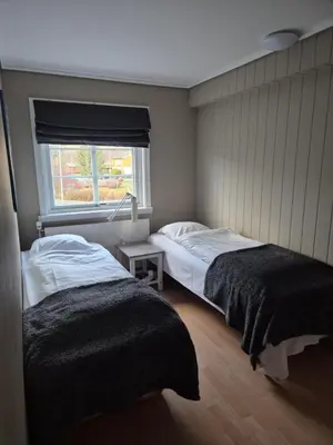 a bedroom with two beds and a window at Vertshuset Fannarheimr - Bed &Breakfast in Fannrem