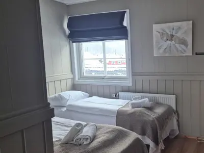 a small room with two beds and a window at Vertshuset Fannarheimr - Bed &Breakfast in Fannrem