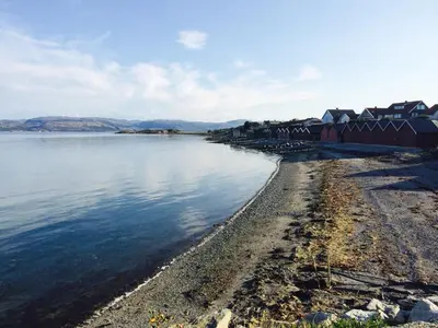 a beach with houses next to the water at Brekstad Gjestehus AS in Brekstad