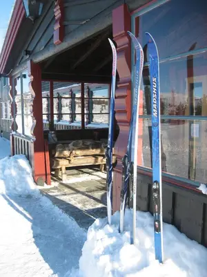 a group of skis in the snow in front of a building at Høvringen Fjellstue in Høvringen