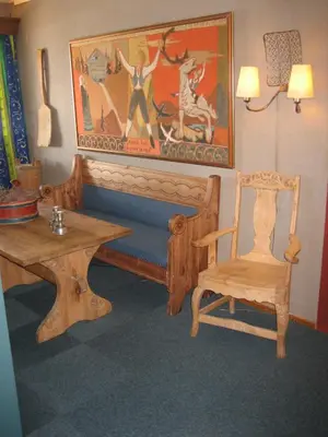 a room with a bench and a table and a chair at Høvringen Fjellstue in Høvringen
