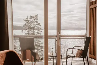 a room with a window with a view of the water at Jegtvolden Fjordhotell in Straumen
