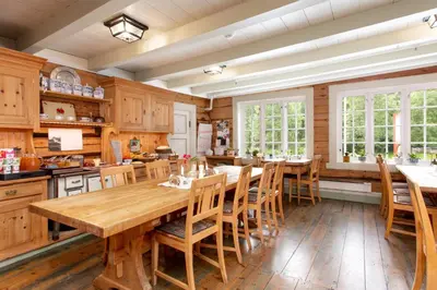 a large kitchen with a wooden table and chairs at Jaunsen Gjestgjevarstad in Granvin