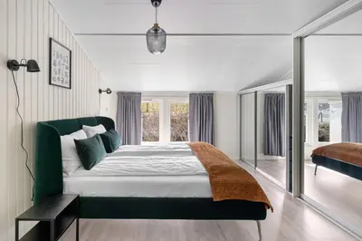 a bedroom with a large bed and a window at Hardanger Guesthouse in Ulvik