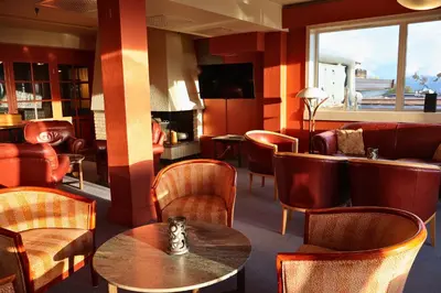 a restaurant with a table and chairs and a bar at Rauland Høgfjellshotell in Rauland
