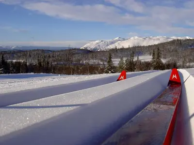a pair of skis in the snow with mountains in the background at Rauland Høgfjellshotell in Rauland