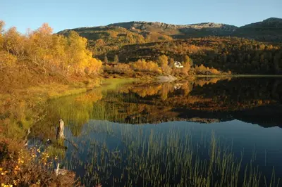 a view of a lake in the middle of a valley at Voss Lodge Rongastovo in Vossevangen
