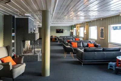 a waiting room with couches and a fireplace at Austbø Hotell in Rauland