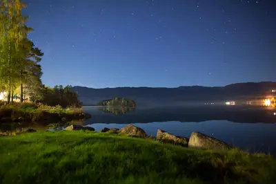 a view of a lake at night with the stars at Lyngmo Hytter in Hafslo