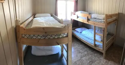 a room with two bunk beds and a window at Haukelifjell Skisenter in Vågsli