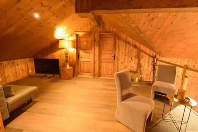 a living room with a couch and a tv at Trysilsetra 40 in Trysil