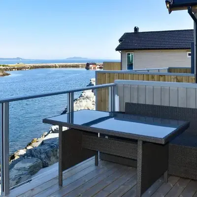 10 person holiday home in Brattvåg