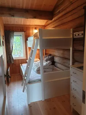 a bedroom with bunk beds in a log cabin at Koselig familiehytte sentralt på Skeikampen til leie in Svingvoll