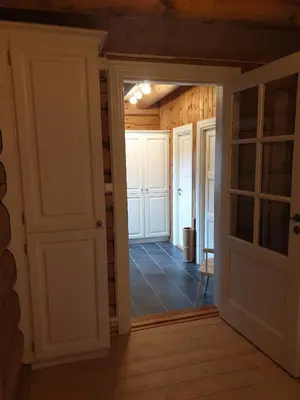 an empty hallway with a door and a room at Koselig familiehytte sentralt på Skeikampen til leie in Svingvoll