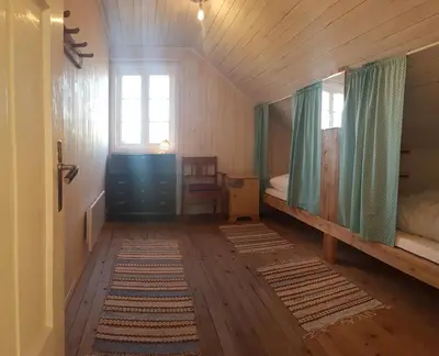a small room with a bed and a window at Drengestua på Flagstad Østre in Hamar