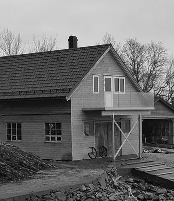 a black and white photo of a house at Waerholmen in Lavik