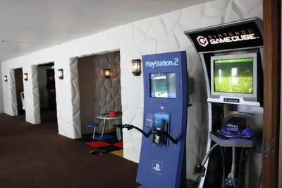 a video game machine in a room with a tv at Rødungstøl Høyfjellshotell in Rødungstøl