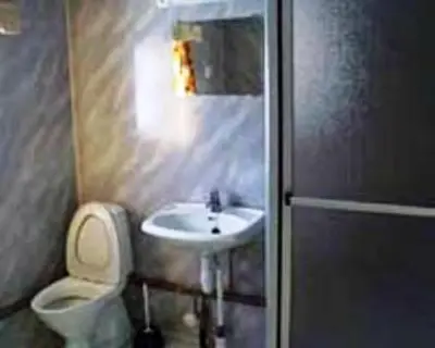 a bathroom with a sink and a toilet at Kvanhøgd Turistsenter in Gol