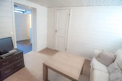 a living room with a couch and a tv at Fjelltun 12-Sengs in Trysil