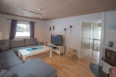 a living room with a couch and a tv at Fjelltun 12-Sengs in Trysil