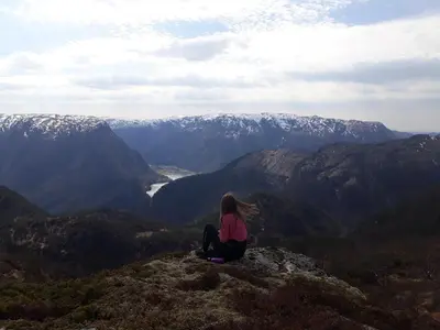 a woman sitting on top of a mountain at Sognevegen 2242 in Haugsvær