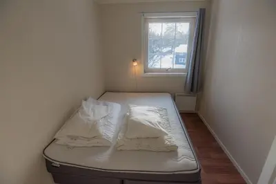 a small bed in a room with a window at Fjelltun 8-sengs in Trysil