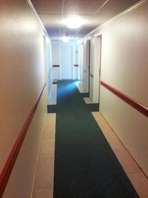 a corridor of a hallway with a long hallway at Motell Nor-Kro in Bromma