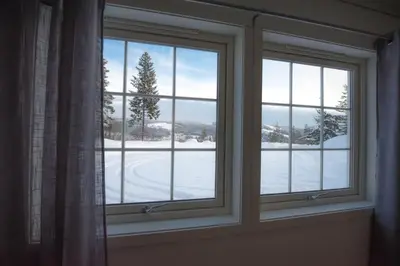 a window with a view of a snow covered yard at Fjelltun 6-sengs in Trysil