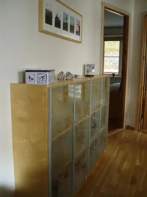 a glass cabinet with flowers on it in a room at Nystuen in Tyinkrysset