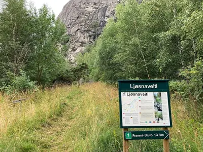 a sign on the side of a trail at Aobrio Holidayhouse, authentic norwegian farmhouse close to Flåm in Lærdalsøyri