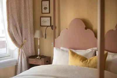a bedroom with a bed and a window at Hotel Union Øye in Øye