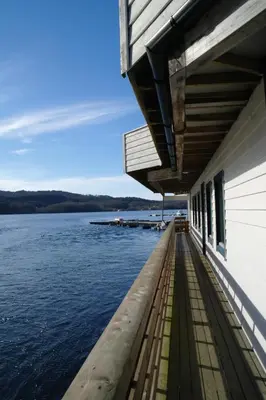 a dock on a boat on a body of water at Tysnes Sjø og Fritid in Uggdalseidet