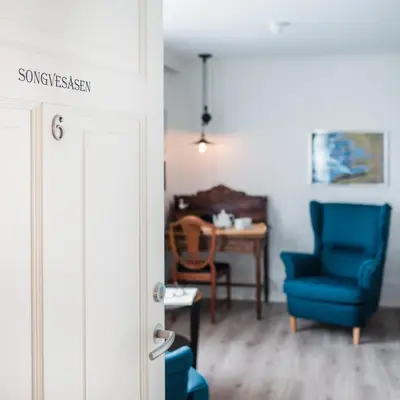 a room with two blue chairs and a table at Store Ringheim Hotel og Restaurant in Vossevangen