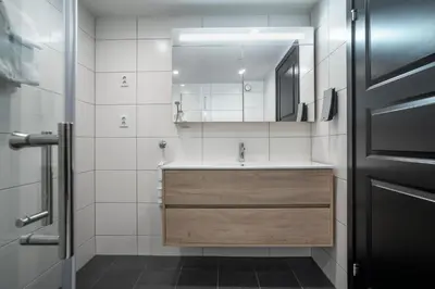 a bathroom with a sink and a mirror at Skeikampen Servicesenter in Svingvoll