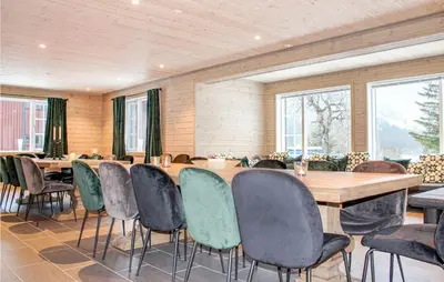 a conference room with a long table and chairs at Privat'n in Hemsedal