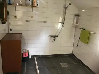 a bathroom with a shower with a green towel at Iris Vedal in Nauste