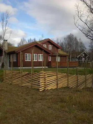 a wooden fence in front of a house at Mugnablikk in Beitostøl