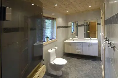 a bathroom with a toilet and a shower and a sink at Mugnablikk in Beitostøl